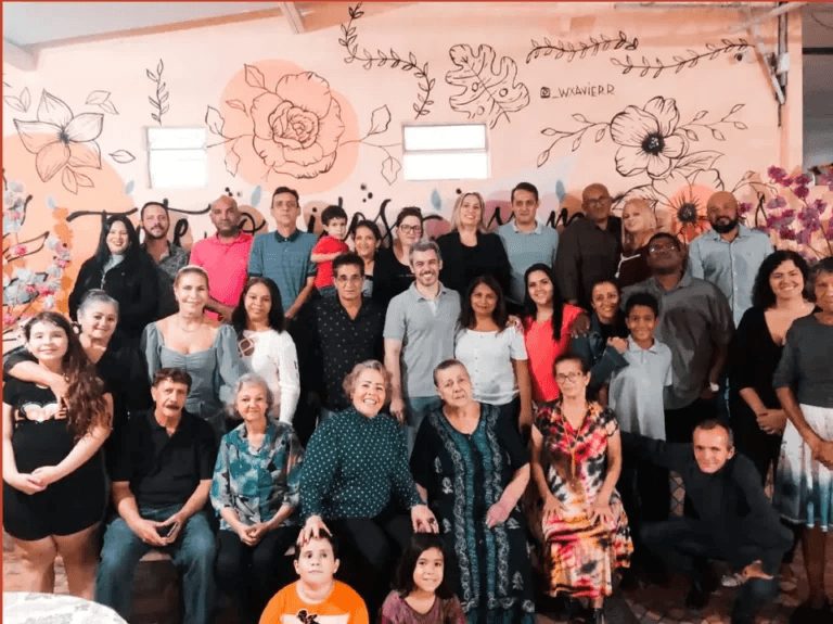 Equipe, voluntários e beneficiários da Associação Meia Ponte