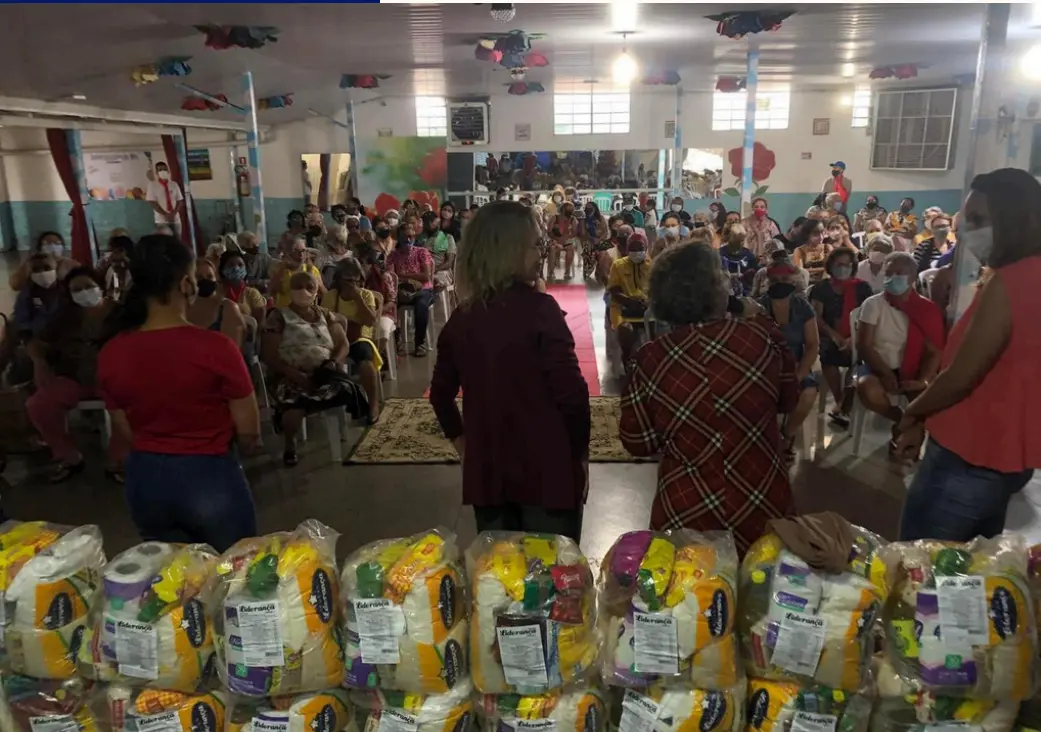 Cestas de alimentos secos para suporte às famílias
