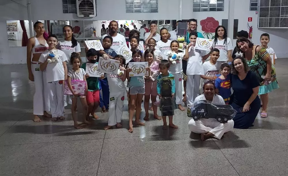 Oficina de capoeira com jovens e crianças