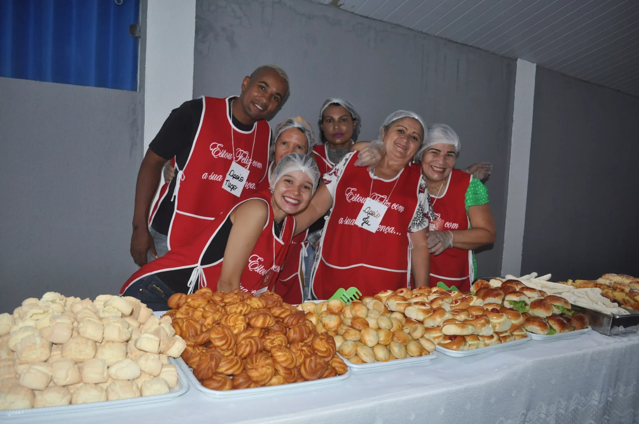 Equipe de voluntários preparando lanches
