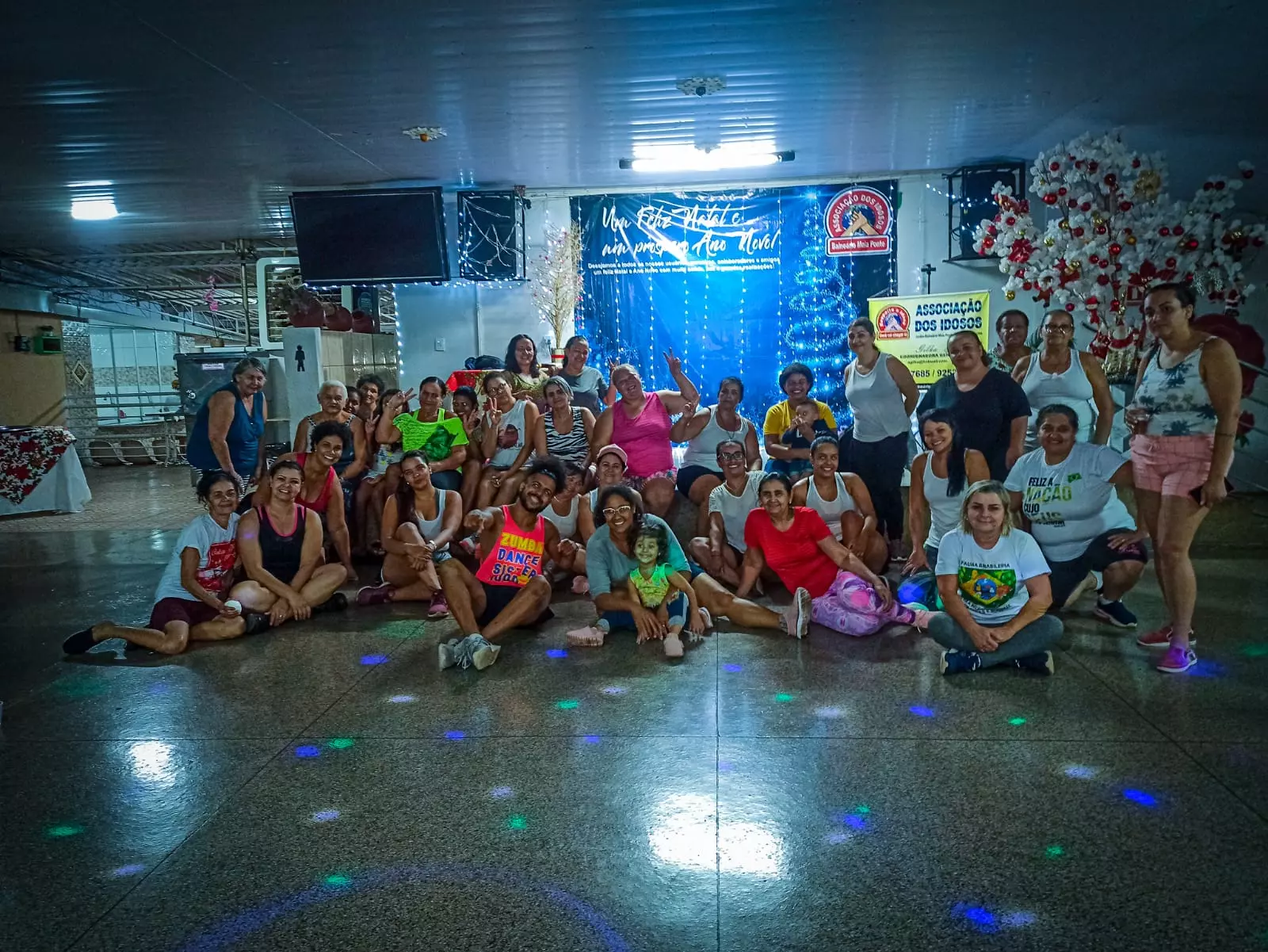 Atividade de dança dos idosos no salão